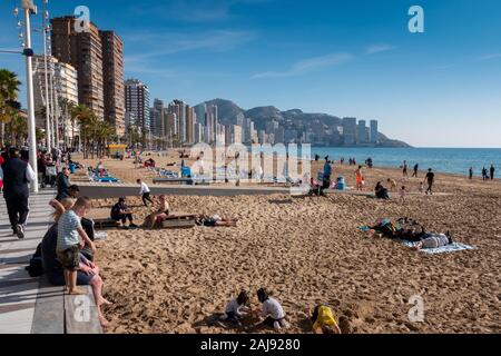 Benidorm, Alicante Province, Spain. 3rd January 2020. Tourists and locals enjoy the warm, sunny weather on Levante beach. Stock Photo