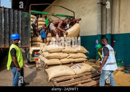 Unloading sacks of cocoa at abidjan port Stock Photo