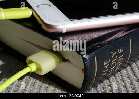 Paper bible and digital bible app on smartphone Stock Photo