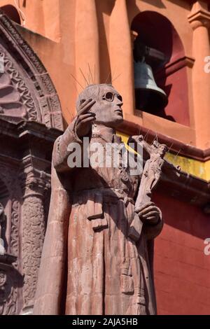Juan Antonio Perez de Espinosa statue in from of the Templo Oratorio del San Felipe Neri, San Miguel de Allende, Mexico. Stock Photo