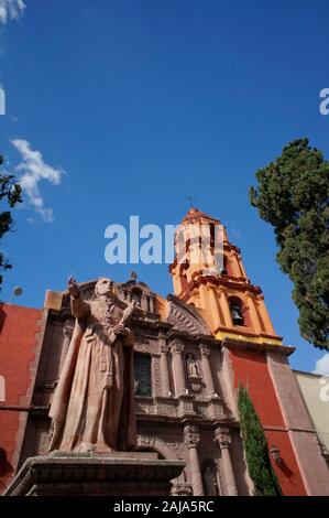 Juan Antonio Perez de Espinosa statue in from of the Templo Oratorio del San Felipe Neri, San Miguel de Allende, Mexico. Stock Photo