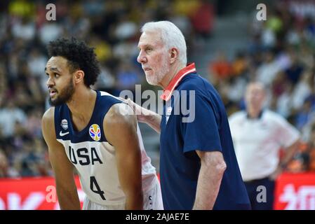 Gregg Popovich talks to Derrick White. USA vs. France. FIBA Basketball World Cup China 2019, Qua Stock Photo