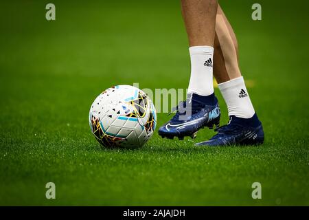 sulfur anytime Discharge Milan, Italy. 6 October, 2019: A detail of Nike Mercurial Superfly 7 Elite  boots wearing by Cristiano Ronaldo and the official Serie A matchball Nike  Merlin are seen during warm up prior