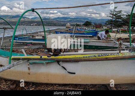 Palu City, Indonesia. 03rd Jan, 2020. A fisherman checks out his anchored boat.High waves in the waters of Palu Bay forced Hundreds of fishermen in the village of Lere to anchor their boats. According to the Palu Meteorology, Climatology and Geophysics Agency (BMKG) the waves reached two meters to three meters, considered quite dangerous for fishermen. Credit: SOPA Images Limited/Alamy Live News Stock Photo