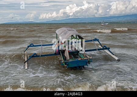 Palu City, Indonesia. 03rd Jan, 2020. A fishing boat anchored on the shoreline.High waves in the waters of Palu Bay forced Hundreds of fishermen in the village of Lere to anchor their boats. According to the Palu Meteorology, Climatology and Geophysics Agency (BMKG) the waves reached two meters to three meters, considered quite dangerous for fishermen. Credit: SOPA Images Limited/Alamy Live News Stock Photo