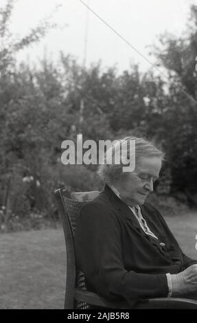 Woman carcassoune sitting elderly scarf black and white lady hi-res stock  photography and images - Alamy