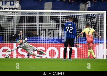 Milan, Italy - 06 November, 2019: Gabriel Jesus of Manchester City FC misses a penalty kick during the UEFA Champions League football match between Atalanta BC and Manchester City FC. The match ended in a 1-1 tie. Credit: Nicolò Campo/Alamy Live News Stock Photo