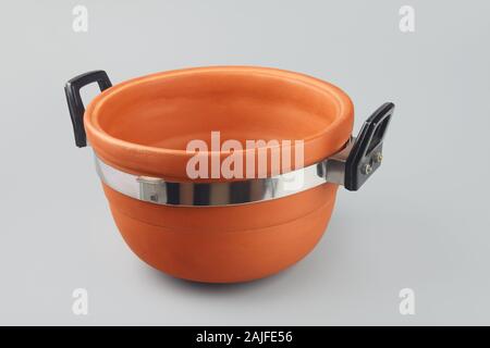 https://l450v.alamy.com/450v/2ajfe56/indian-made-clay-pressure-cooker-2ajfe56.jpg