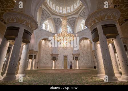 Abu Dhabi, United Arab Emirates: Interior (prayer hall) of Sheikh Zayed Mosque, Grand Mosque with columns, arches and glass chandeliers Stock Photo