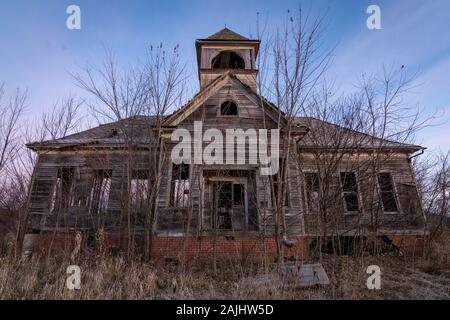 Old abandoned schoolhouse in the rural Midwest.  Elmira, Illinois, USA Stock Photo