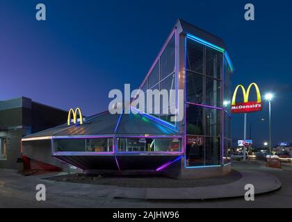 Flying Saucer UFO alien McDonald's restaurant at night on Main Street in downtown Roswell, New Mexico Stock Photo