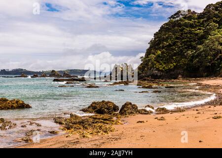 Surf on the rocks at Tapeka Point, Northland, New Zealand Stock Photo