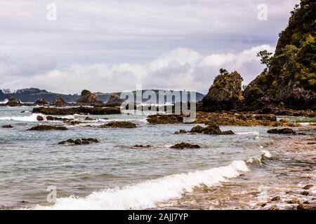 Surf on the rocks at Tapeka Point, Northland, New Zealand Stock Photo