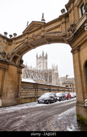 Bath Abbey viewed through the arch on York Street on a snowy winters day. Stock Photo