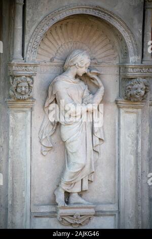 Statue of a young girl on a grave at Dorotheestaedtischer Friedhof in Berlin Stock Photo