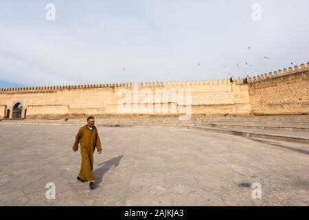 Man wearing djellaba crossing the Boujloud Square (also Place Bou Jeloud or Place Pacha el-Baghdadi) in Fes (Fez), Morocco Stock Photo