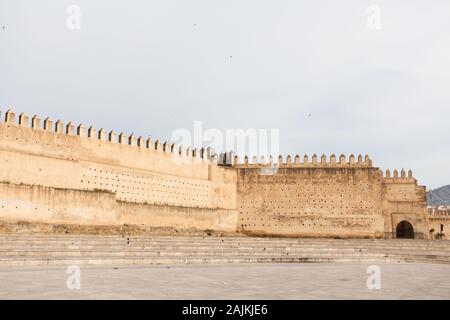 Scenery of Place Boujloud (also known as Place Bou Jeloud or Place Pacha el-Baghdadi) and the rammed earth city walls of Fes (Fez), Morocco Stock Photo