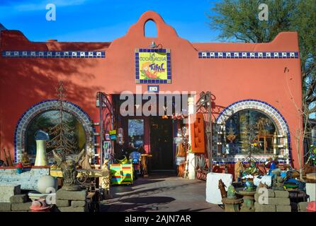 Entrance to the La Cucaracha de Tubac gallery, with merchandise spilling out onto the courtyard full of Mexican arts and crafts in Tubac, AZ Stock Photo