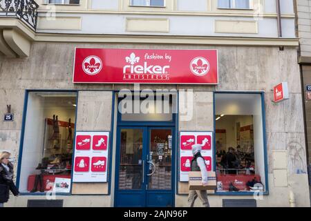 Skuldre på skuldrene skelet Skuldre på skuldrene PRAGUE, CZECHIA - OCTOBER 31, 2019: Logo of Rieker Shoes in front of their  store for Prague. Rieker antistress is a German brand of shoes manufacturer  Stock Photo - Alamy