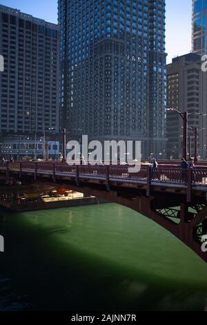 People crossing over Chicago River on State Street Bridge, Chicago, Illinois, USA Stock Photo