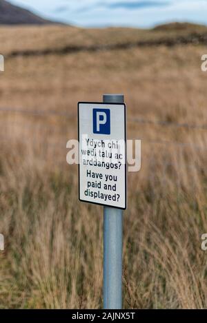 This is a parking sign in both english and Welsh language. It is located on one of the mountains in Snowdonia National Park Stock Photo