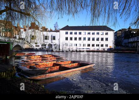 Punts moored on the river Cam, Cambridge, England, on a sunny winter day. Stock Photo