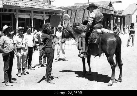 Director MICHAEL WINNER on set Mexico location candid filming BURT LANCASTER in LAWMAN 1971 Scimitar Films / United Artists / MGM Stock Photo