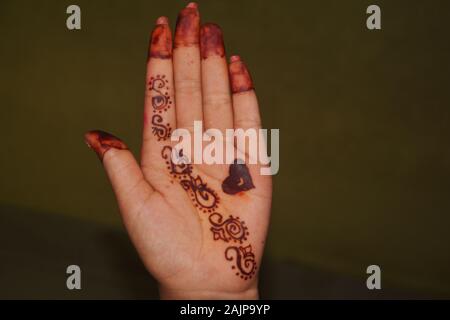 Very Simple And Unique Ring Finger Mehndi Design 2022 - Easy Mehnadi Design  For Hands - YouTube