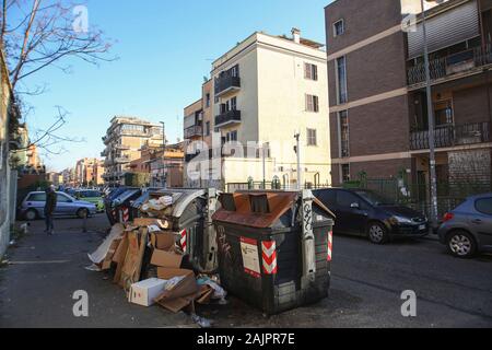 Rome, Italy. 05th Jan, 2020. Waste emergency in Rome. The Centocelle neighborhood invaded by garbage. (Photo by Claudio Sisto/Pacific Press) Credit: Pacific Press Agency/Alamy Live News Stock Photo