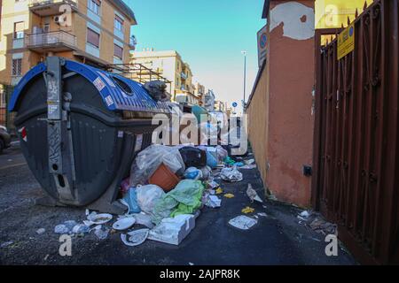 Rome, Italy. 05th Jan, 2020. Waste emergency in Rome. The Centocelle neighborhood invaded by garbage. (Photo by Claudio Sisto/Pacific Press) Credit: Pacific Press Agency/Alamy Live News Stock Photo