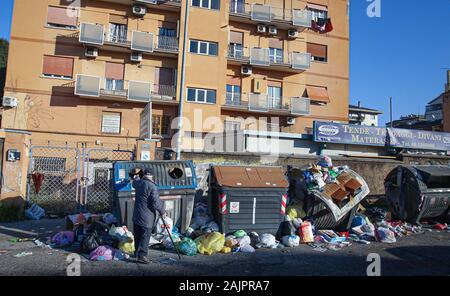 Rome, Italy. 05th Jan, 2020. Waste emergency in Rome. The Centocelle neighborhood invaded by garbage. (Photo by Claudio Sisto/Pacific Press) Credit: Pacific Press Agency/Alamy Live News Stock Photo