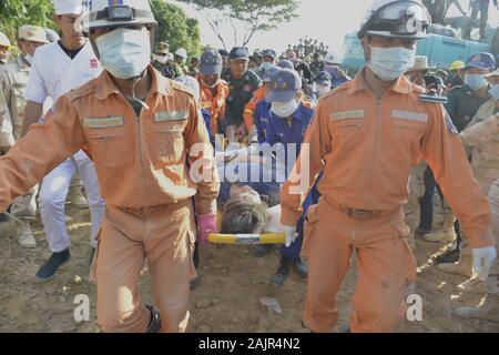 Phnom Penh Cambodia 5th Jan 2020 Rescuers Carry An Injured