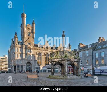 ABERDEEN CITY SCOTLAND THE MERCAT CROSS IN CASTLEGATE AND THE TALL TOWER OF THE SALVATION ARMY CITADEL BEHIND Stock Photo