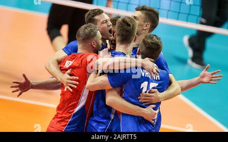 Berlin, Germany. 05th Jan, 2020. Volleyball, Men: Olympic qualification, Czech Republic - Germany, preliminary round, Group A, 1st day of play, Max-Schmeling-Halle. Czech players cheer in a grape after winning points. Credit: Andreas Gora/dpa/Alamy Live News Stock Photo