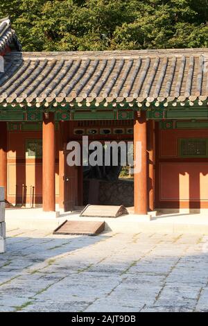 Doorway along gate at Gyeonghuigung (Gyeonghui Palace or Palace of Serene Harmony), one of the Five Grand Palaces built by the Joseon Dynasty. Stock Photo