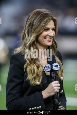 FOX Sports reporter Erin Andrews is seen before an NFL football game  between the Dallas Cowboys and the Washington Commanders, Sunday, Oct. 2,  2022, in Arlington. (AP Photo/Tyler Kaufman Stock Photo - Alamy