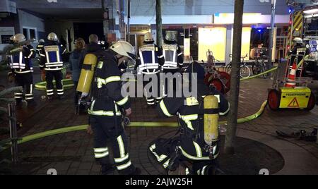 Emsdetten, Germany. 05th Jan, 2020. Firefighters are on duty during a fire in a residential building. Eleven people were injured in a house fire in Emsdetten (Steinfurt district), one of them seriously. Credit: -/Nord-West-Media TV/dpa/Alamy Live News Stock Photo