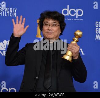Beverly Hills, United States. 05th Jan, 2020. Song Kang-ho appears backstage after winning the award for Best Motion Picture - Foreign Language for Parasite during the 77th annual Golden Globe Awards, honoring the best in film and American television of 2020 at the Beverly Hilton Hotel in Beverly Hills, California on Sunday, January 5, 2020. Photo by Jim Ruymen/UPI Credit: UPI/Alamy Live News Stock Photo