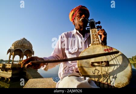 Musician playing Kamatji at the Gadi Sagar Tank outside Jaisalmer Stock Photo