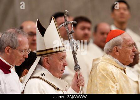 Vatican, Vatican City, 6th Jan, 2020. Pope Francis arrives to celebrate the Epiphany mass in St. Peter Basilica. Credit: Riccardo De Luca - Update Images/Alamy Live News Stock Photo