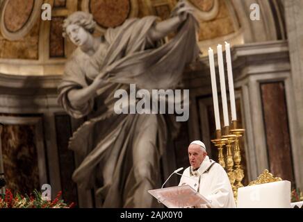 Vatican, Vatican City, 6th Jan, 2020. Pope Francis celebrates the Epiphany mass in St. Peter Basilica. Credit: Riccardo De Luca - Update Images/Alamy Live News Stock Photo