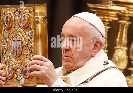 Vatican, Vatican City, 6th Jan, 2020. Pope Francis celebrates the Epiphany mass in St. Peter Basilica. Credit: Riccardo De Luca - Update Images/Alamy Live News Stock Photo