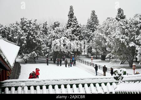 Beijing, China. 6th Jan, 2020. People view the snow scenery at the Tiantan (Temple of Heaven) Park in Beijing, capital of China, Jan. 6, 2020. Beijing on Sunday embraced the first snowfall this year. Credit: Chen Yehua/Xinhua/Alamy Live News Stock Photo