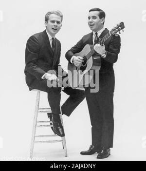 SIMON & GARFUNKEL Promotional photo of American folk-rock duo about 1965 with Paul Simon at right and Art Garfunkel Stock Photo