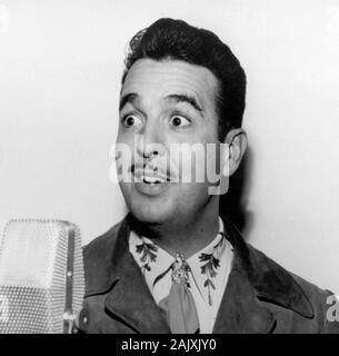TENNESSEE ERNIE FORD (1919-1991) Promotional photo of American singer about 1957 Stock Photo
