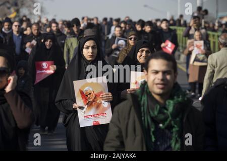 Tehran, Iran. 6th Jan, 2020. Iranians attend the funeral ceremony of slain Iranian Revolutionary Guards Corps (IRGC) Lieutenant general and commander of the Quds Force Qasem Soleimani and of other victims in Tehran, Iran. Soleimani was killed in a targeted US airstrike on 03 January 2020 in Baghdad, Iraq. The processions mark the first time Iran honored a single man with a multi-city ceremony. Not even Ayatollah Ruhollah Khomeini, who founded the Islamic Republic, received such a processional with his death in 1989. Credit: Rouzbeh Fouladi/ZUMA Wire/Alamy Live News Stock Photo