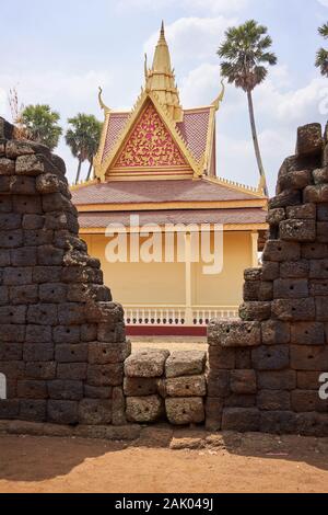 Nokor Bachey Pagoda amongst old ruins in Kampong Cham, Cambodia Stock Photo