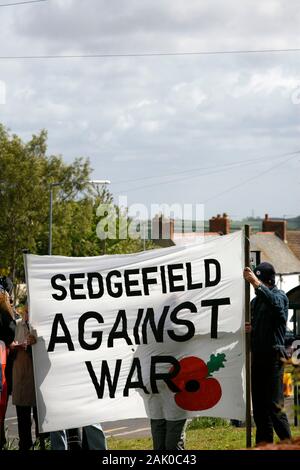 Demonstrators awaiting Prime Minister Tony Blair arriving at Trimdon Labour club to annouce the date of hs resignation as PM. Trimdon, County durham, UK. Stock Photo