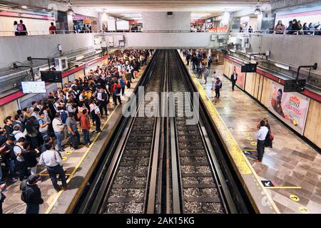 Mexico City, October 16, 2019 - People wait for metro at Chapultepec station in Mexico City during rush hour after the work. Stock Photo