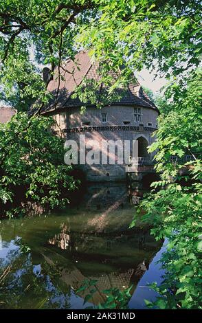 View of the castle bridge and the gate lodge of the moated castle Bladenhorst, city Castrop-Rauxel, North Rhine-Westphalia, Germany. (Undated picture) Stock Photo